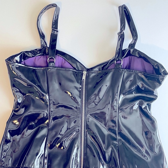 Vixen by Micheline Pitt, 2X Miss Kitty Maneater Top, in black patent vinyl. - Picture 2 of 3